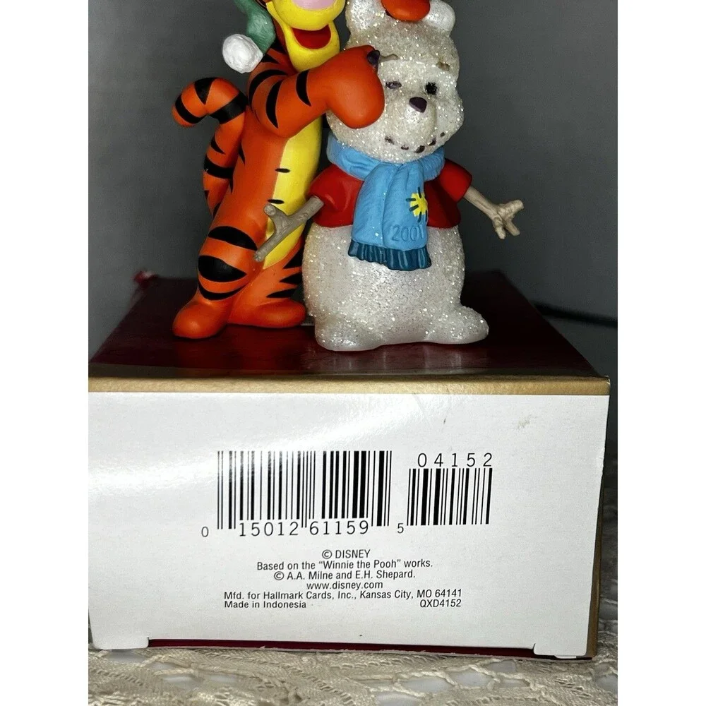 Tigger & Winnie the Pooh Snowman A FAMILIAR FACE Hallmark Ornament 2001 Disney